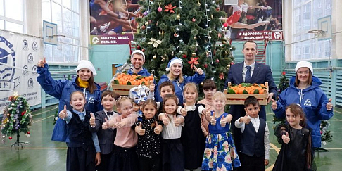 Сотрудники Ликинского автобусного завода передали мандарины детям подшефной школы №5