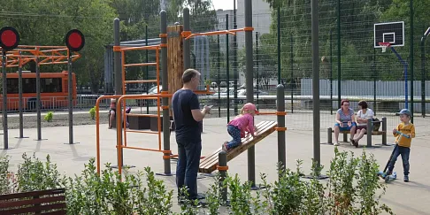 Сквер на улице Мончегорской благоустроили к 1 сентября