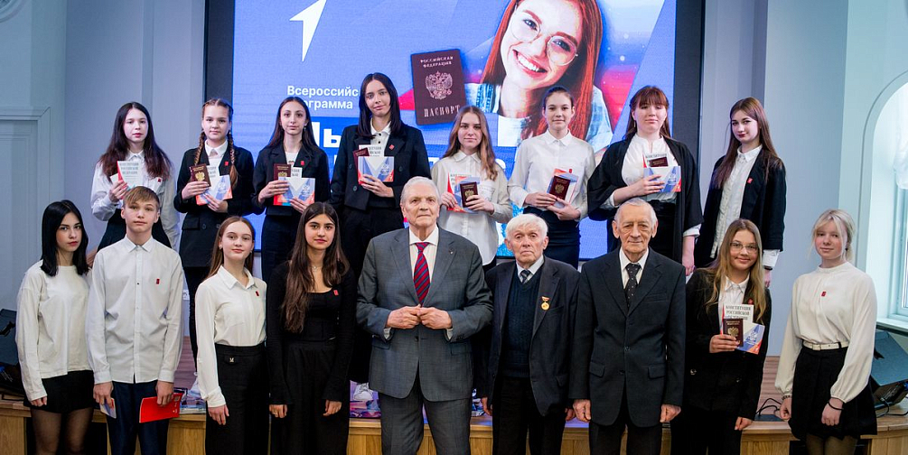 Накануне Дня защитника Отечества впервые в истории заводского Дома ветеранов прошла церемония вручения паспортов юным нижегородцам