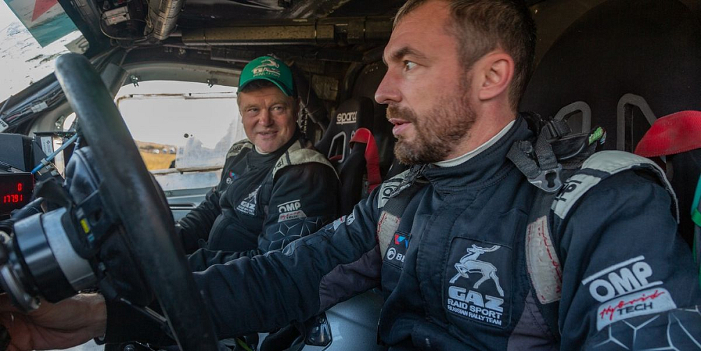 На V этапе чемпионата страны по ралли-рейдам, бахе «Холмы России», команда «ГАЗ Рейд Спорт» завоевала серебро и две бронзы