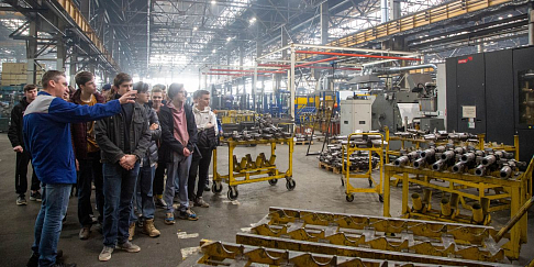 Студенты НАМТа, обучающиеся по новой специальности «Мехатроника», совершили экскурсию на завод мостов и агрегатов ПАО «ГАЗ»