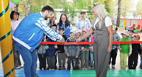 Волонтеры Сервисного центра обновили веранду в детском саду №112