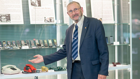 Выставка «Эволюция средств телефонной связи» проходит в фойе Объединенного инженерного центра