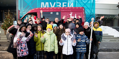 Автомобиль марки «ГАЗ» снова отправился в путь, чтобы привезти детям новогодние подарки и праздничное настроение