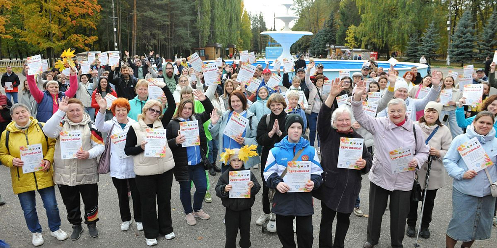 Сотрудники компании отметили Международный день ходьбы коллективной прогулкой в Автозаводском парке (видео)
