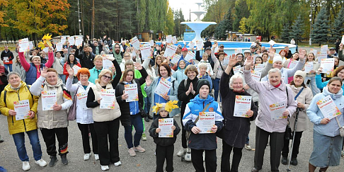 Сотрудники компании отметили Международный день ходьбы коллективной прогулкой в Автозаводском парке (видео)