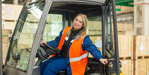 Офисное кресло и каблуки на сиденье погрузчика и рабочие ботинки сменила Анна Кузьменко