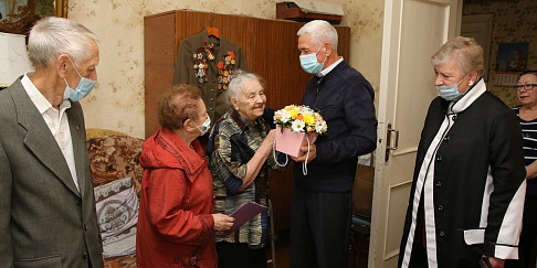 Разменяла век