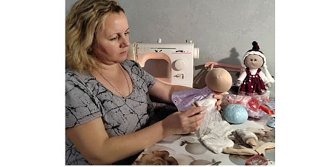 Главный специалист управления качества Кузнечно-рессорного завода ПАО «ГАЗ» Ирина Салалеева коротает вечера за созданием интерьерных кукол