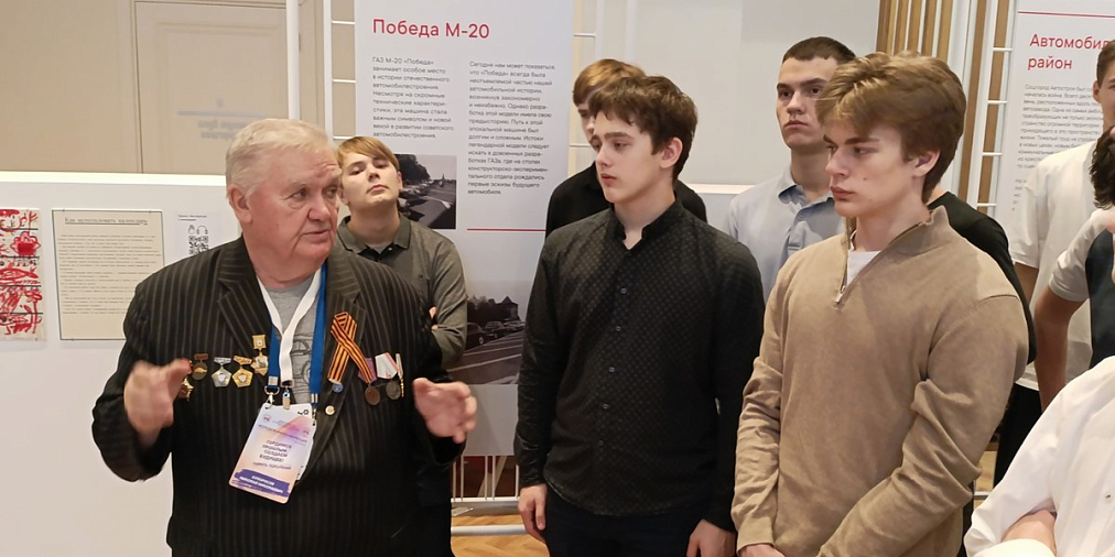 Старшеклассники Автозаводского района посетили выставку в Доме ветеранов Горьковского автозавода