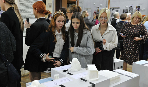 Старшеклассники школ Автозаводского района и ветераны Горьковского автозавода представили работы на выставке творческих лабораторий «Скрытые чувства» в ДК «ГАЗ»