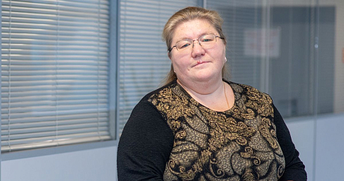 Главный специалист АСТА Наталья Железнова на выставке «Твои таланты, профсоюз!» демонстрирует вышитые репродукции известных художников