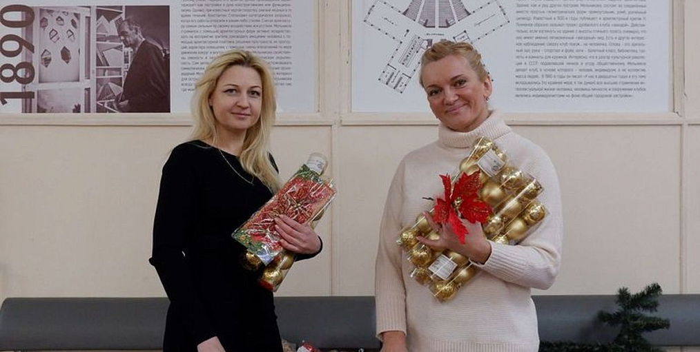 Сотрудники Ликинского автобусного завода в рамках благотворительной акции передали в подшефную школу №5 и в КДЦ «Дулёвский» новогодние украшения