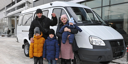 Многодетная семья Зотовых из поселка Первомайского получила полноприводный микроавтобус «Газель БИЗНЕС»