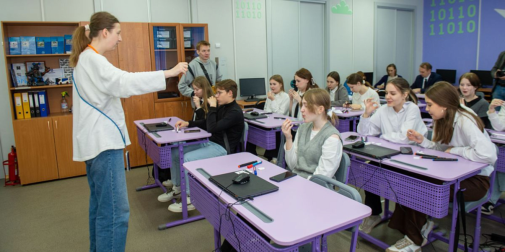 Первый этап проекта «Скрытые чувства» - занятия с художниками - завершился в автозаводских школах