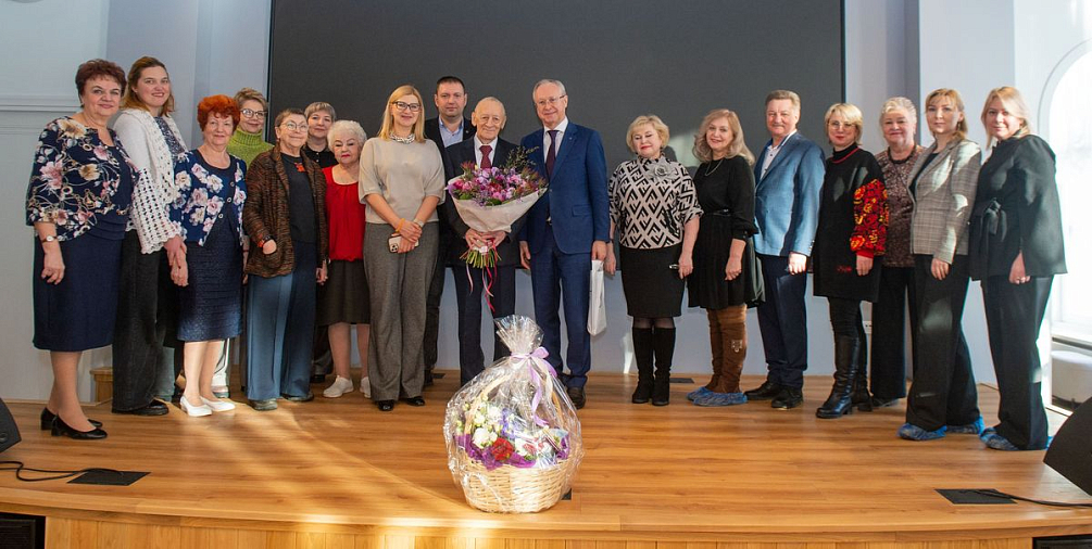 В свой 80-летний юбилей председатель Совета ветеранов Горьковского автозавода Владимир Свешников энергичен, полон новых идей и сил