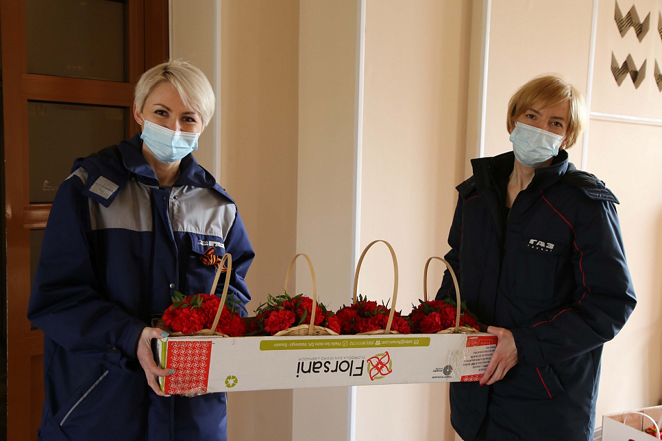 Сотрудники ГАЗа поздравили на дому ветеранов Великой Отечественной войны