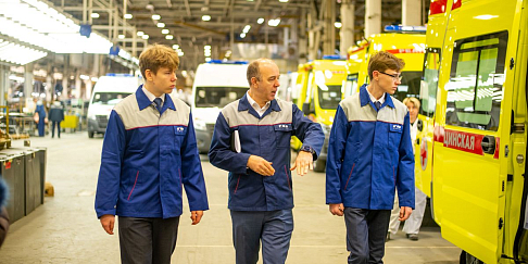 День с управляющим директором автозавода Андреем Софоновым провели школьники Даниил Мартынов и Максим Баранкин