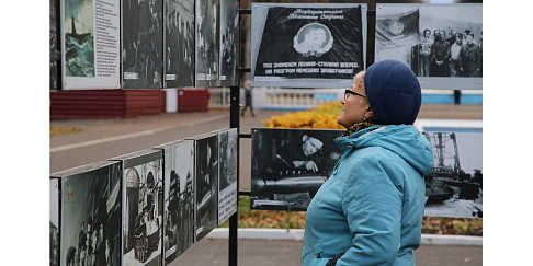 Фотовыставка «Кузница Победы. Город трудовой доблести!» открылась в Автозаводском парке