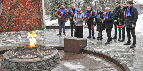 Депутаты «Единой России» и активисты «Молодой гвардии» возложили цветы к Вечному огню в Парке Славы и памятнику автозаводцам, погибшим в локальных конфликтах