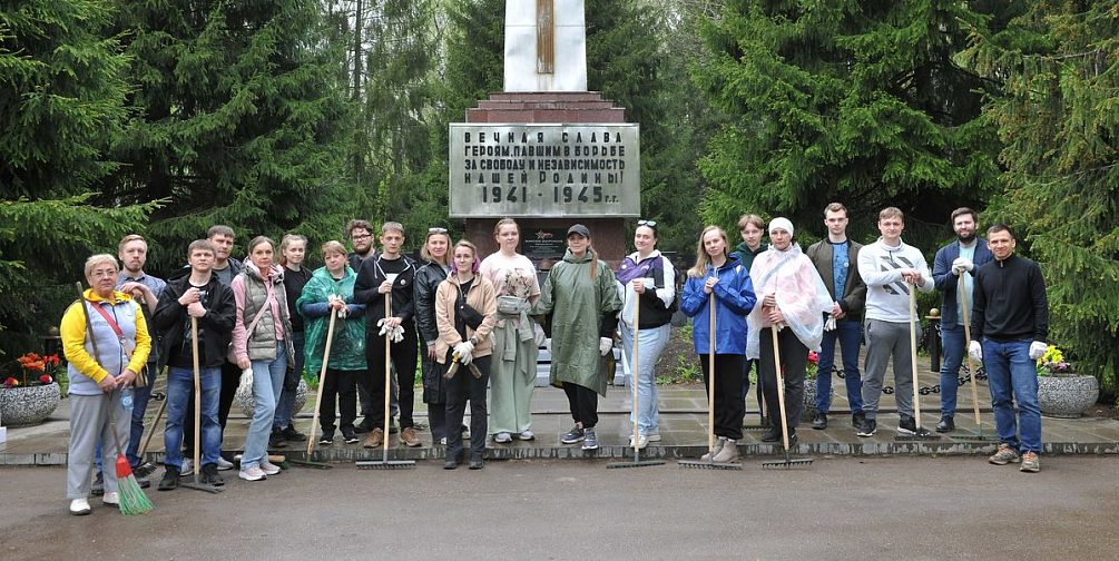 Горьковский автозавод провел ежегодную волонтерскую акцию «Чистый обелиск»