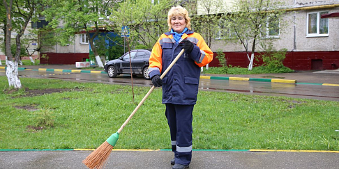Лучшим дворником Нижнего Новгорода по итогам весенней уборки улиц стала Вера Горшкова из Автозаводского района