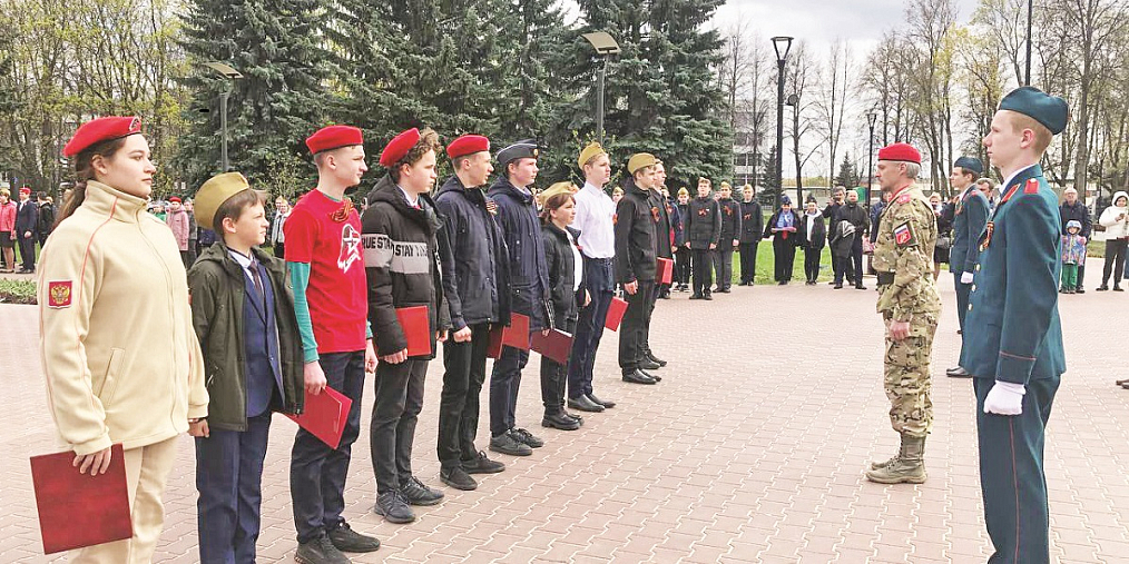 243 автозаводских школьника накануне Дня Победы были приняты в ряды Всероссийского движения «Юнармия»