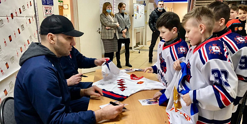 Главный тренер «Торпедо» Дэвид Немировски и тренер клуба Артем Чубаров провели мастер-класс для воспитанников секции хоккея в Дзержинске