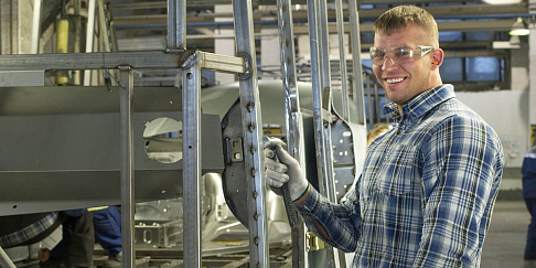 Рихтовщик производства спецтехники АЗ «ГАЗ» Алексей Щукин стал лучшим среди дебютантов на чемпионате России по пляжному бодибилдингу