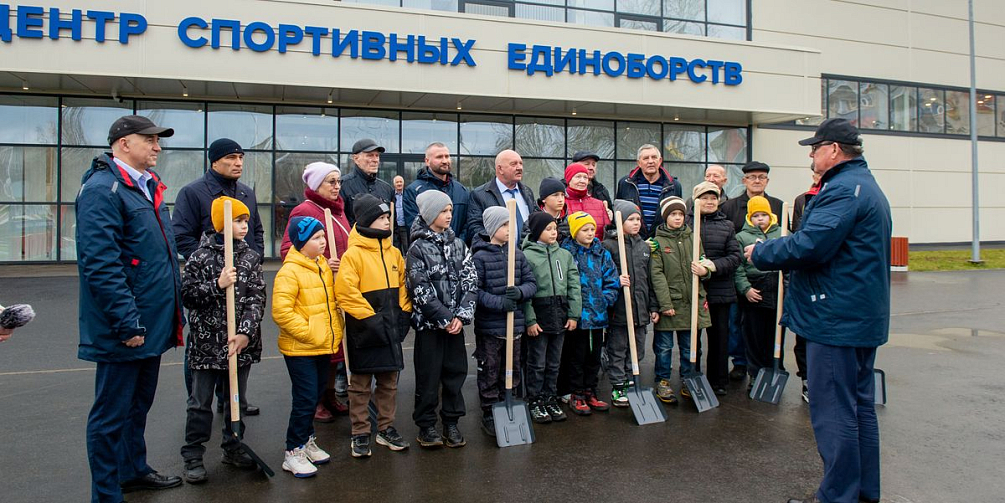 Сотрудники и ветераны автозавода высадили ели около Центра спортивных единоборств «Сокол»