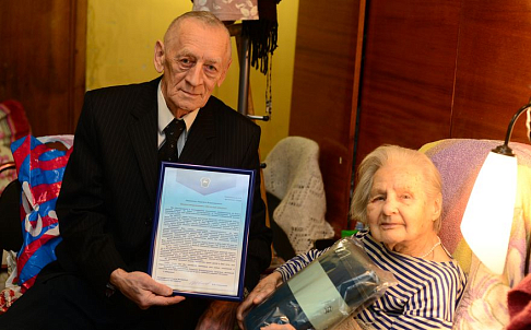 Поздравления со 100-летием принимала жительница Автозаводского района Людмила Тихомирова