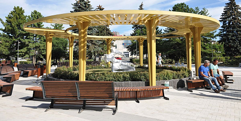 На площади им. И.И.Киселева смонтировали перголу и проложили пешеходные дорожки