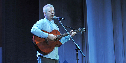 Монтер путей УЖТ Алексей Соколов исполняет под гитару песни собственного сочинения