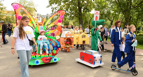 В Автозаводском парке прошел фестиваль художественного оформления детского транспорта «Маленький гражданин России»