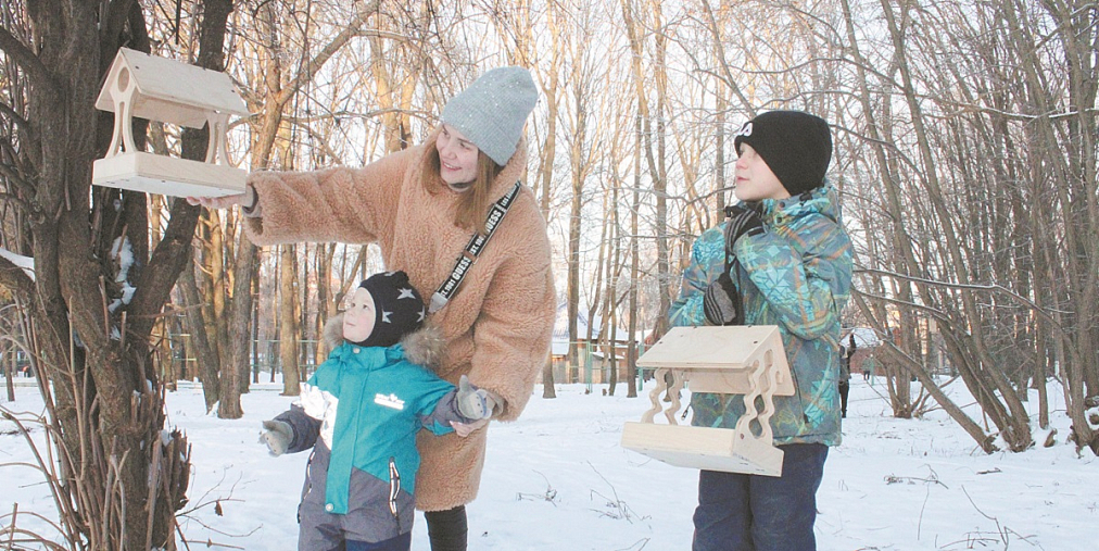 Жители Автозаводского района изготовили кормушки для птиц, развесили их в Парке культуры и отдыха рядом с местами гнездования