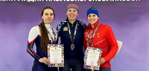 Дарья Качанова победила в трех забегах на Всероссийских соревнованиях по конькобежному спорту