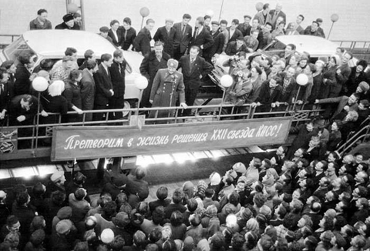 Гагарин на автозаводе