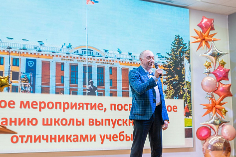 Золотых медалистов Автозаводского района поздравили в лицее №165 имени 65-летия ГАЗа