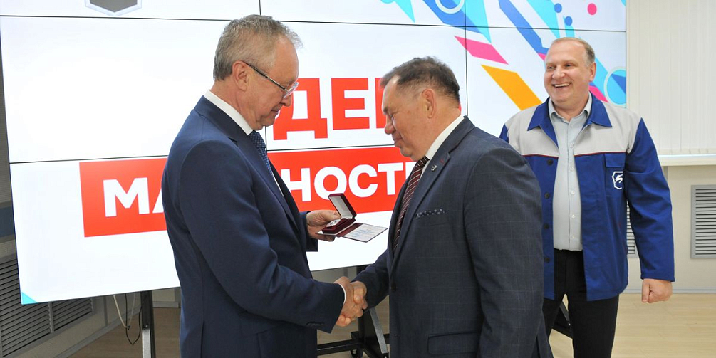 В канун Дня машиностроителя во всех подразделениях Горьковского автозавода прошли концерты и церемонии награждения лучших работников