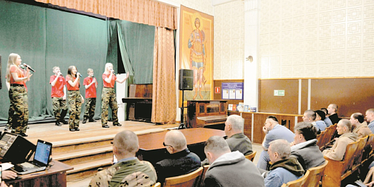 Артисты автозаводского Дворца культуры выступили с концертом перед пациентами 422-го госпиталя