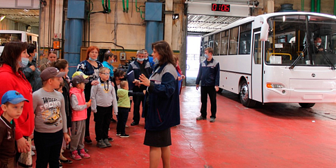 Дети сотрудников Курганского автобусного завода 1 июня совершили экскурсию на предприятие