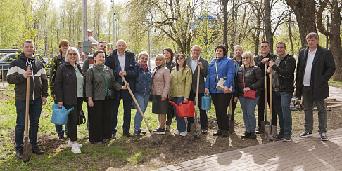 Сотрудники Горьковского автозавода высадили деревья у озера Земснаряд-2