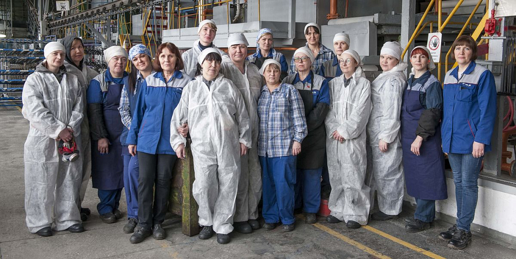 Почти ювелирную работу выполняют сотрудницы участка окраски деталей