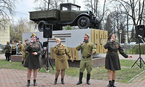 «Фронтовая бригада» выступила перед ветеранами и тружениками тыла у памятника легендарной «полуторке» ГАЗ-АА