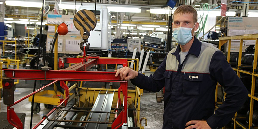 «Мы расширили свой кругозор, достигая масштабных целей с минимальными затратами», - И.Попов, лидер группы ПГА о проекте встраивания в линию конвейера установки усилителей рамы «ГАЗона NEXT»