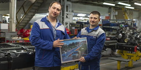 Сотрудники Горьковского автозавода в честь 90-летия предприятия получили в подарок стереоизображение «Соболя NN»