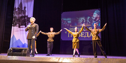 Песни военных лет для автозаводцев исполнил заслуженный артист России Виктор Сорокин