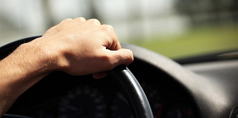 Водители ПАЗа на заводских машинах доставляют участковых врачей к пациентам