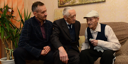 Ветеран автомобильной промышленности СССР и УЖТ Горьковского автозавода, фронтовик Иван Винокур отметил 105-летие