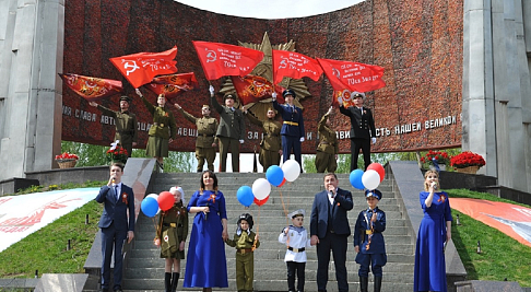 «Помнит сердце…»: памятный митинг, посвященный 80-летию Победы, прошел в Парке Славы Автозаводского района 